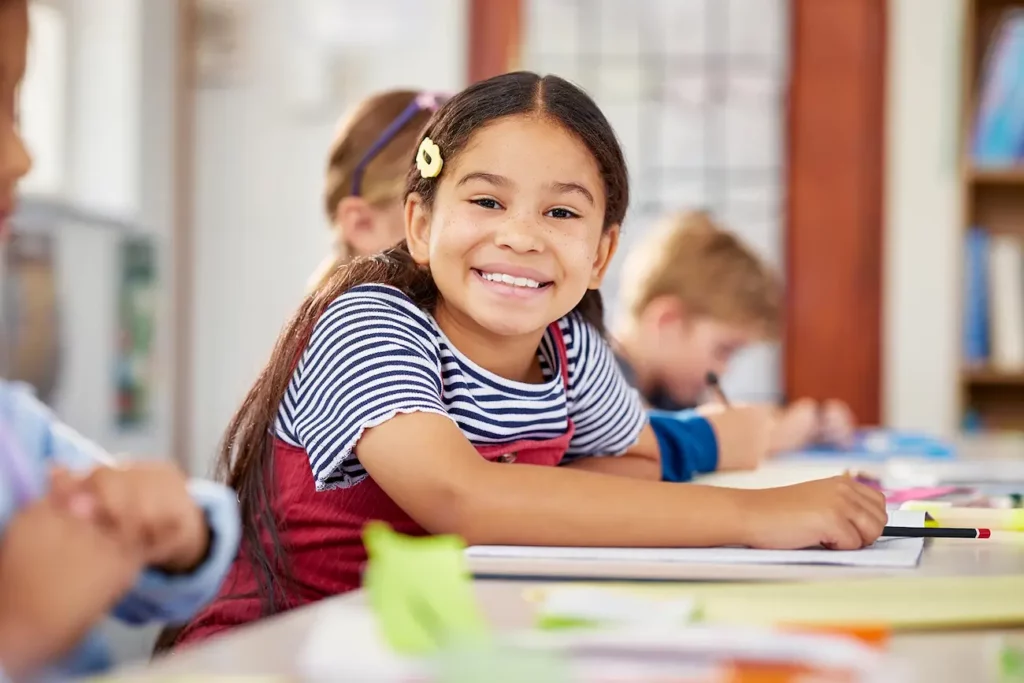 niña en sala de clases